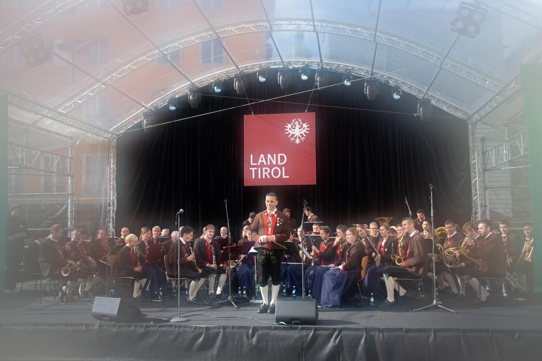 2025-10-26 Österreichischer Nationalfeiertag in Innsbruck - Blasmusik auf dem Landhausplatz
