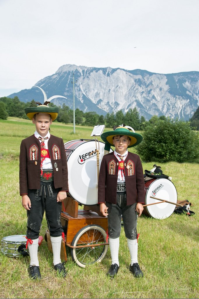 Junge Ötztaler Musikanten bei der Fronleichnamsprozession in Oetz