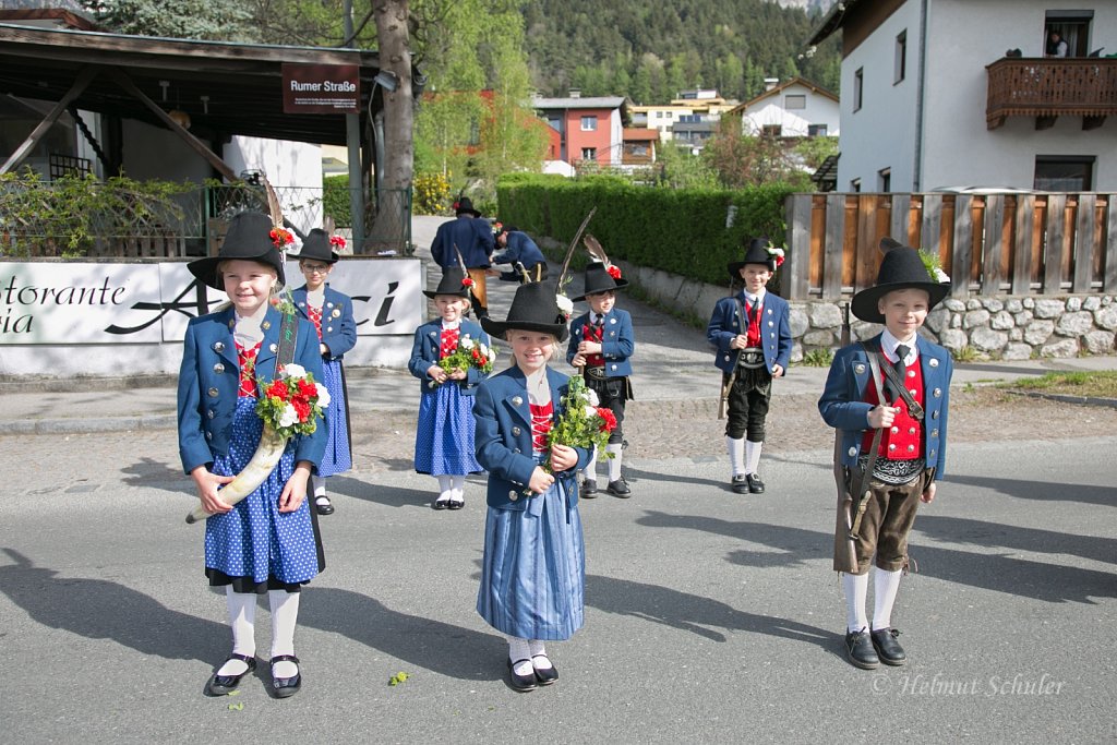 Jungschützen bei der Ostermontagsprozession in Innsbruck-Arzl 