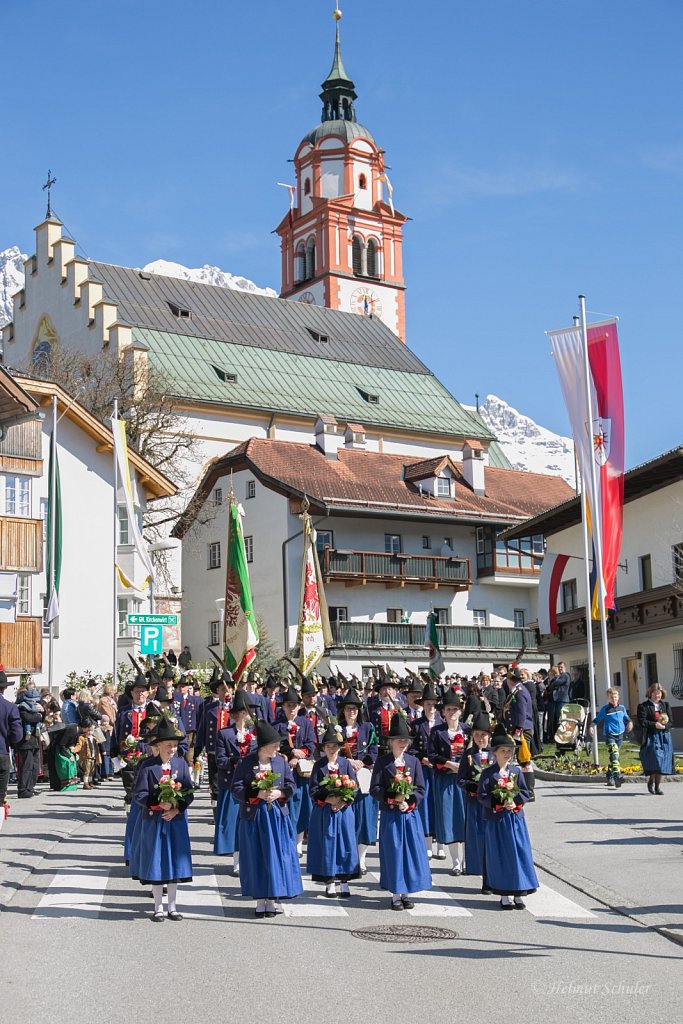 Ostermontag-Prozession vor der Absamer Wallfahrtskirche